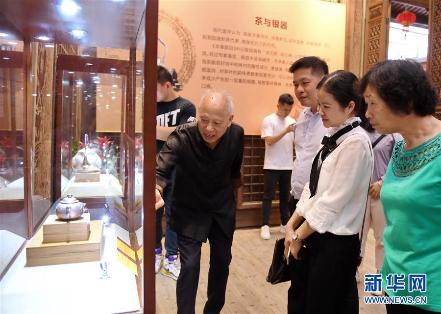 （XHDW）（2）畬族銀雕在福州精彩亮相