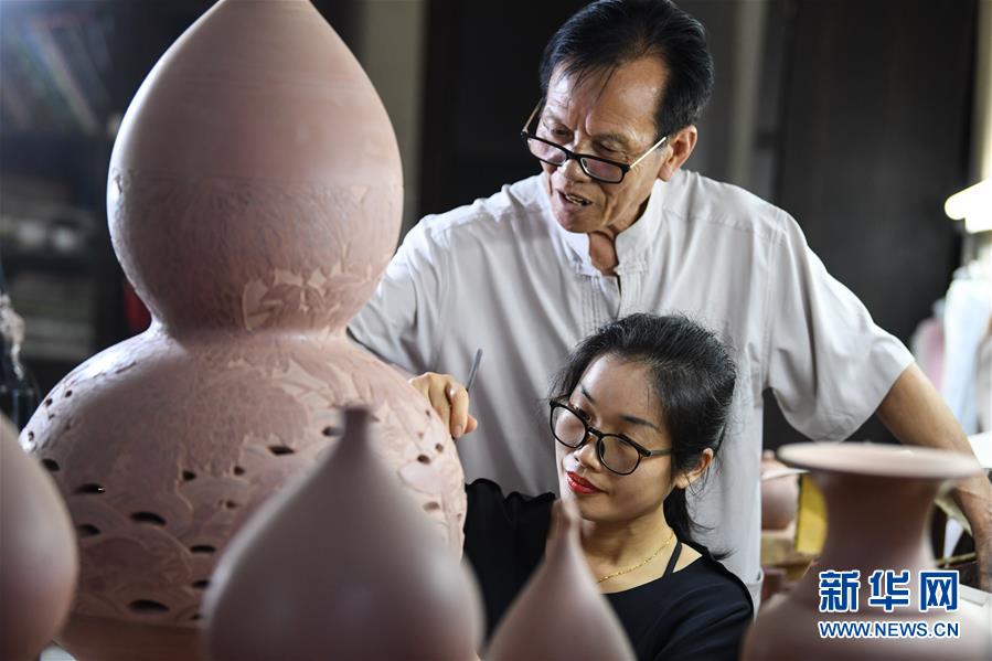 (圖片故事)(5)郭卉:傳承發(fā)展坭興陶文化