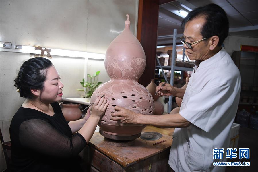(圖片故事)(7)郭卉:傳承發(fā)展坭興陶文化