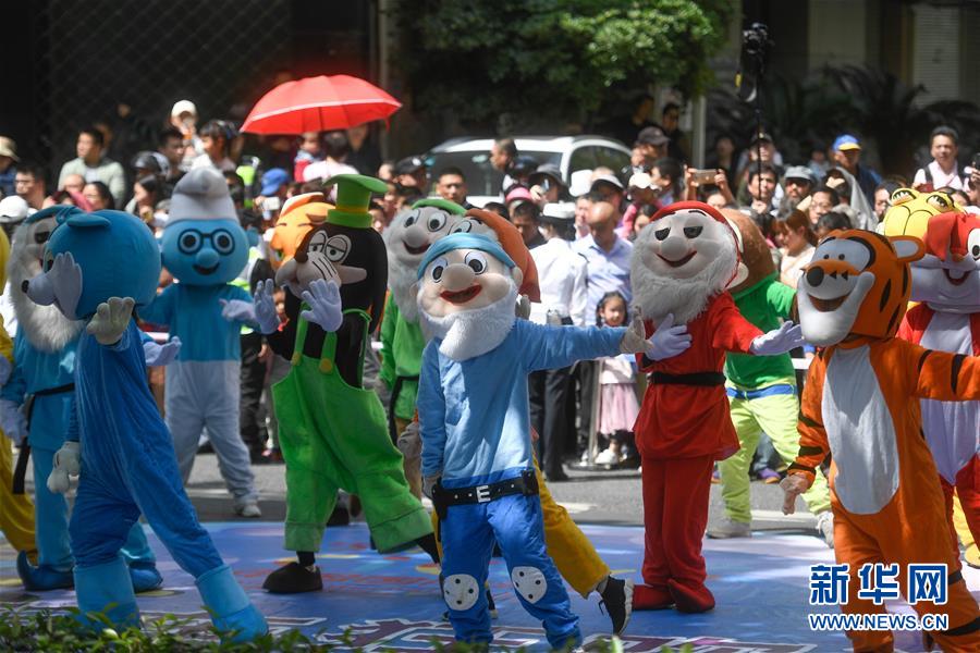 （社會）（6）杭州：動漫彩車巡游 街區化身“夢幻王國”