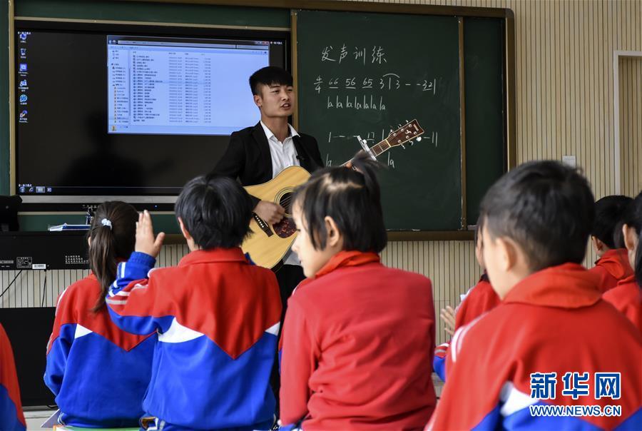 （圖文互動）（1）一位青年任教新疆的青春夢