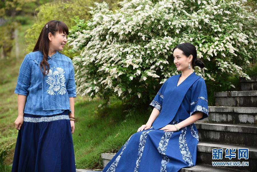 (圖片故事)(2)冉光津:守住老技藝 傳承“楓香染”