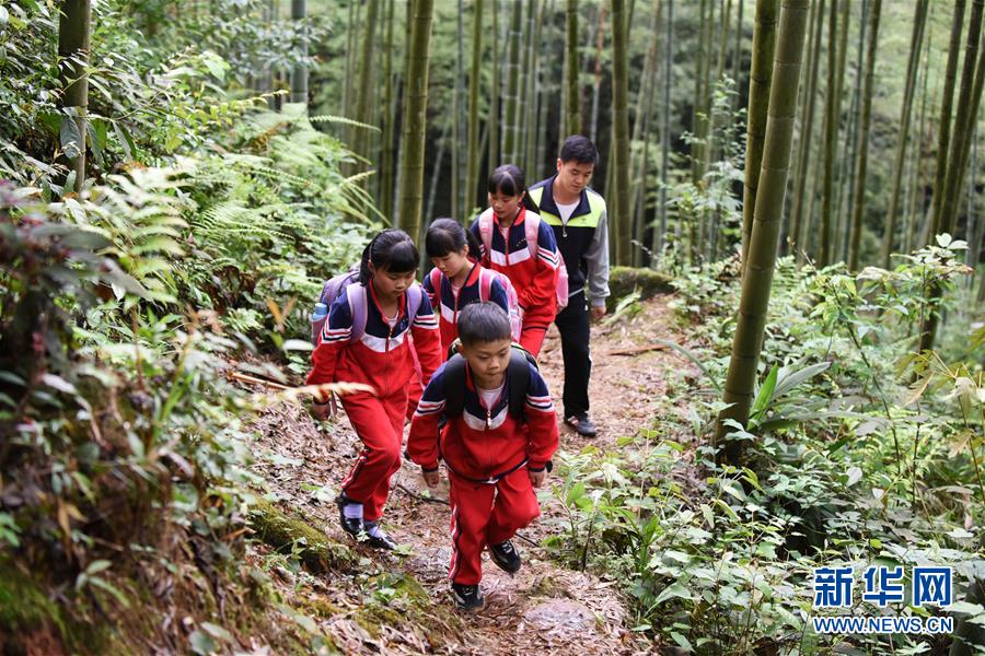 (圖片故事)(9)一師一校的堅守