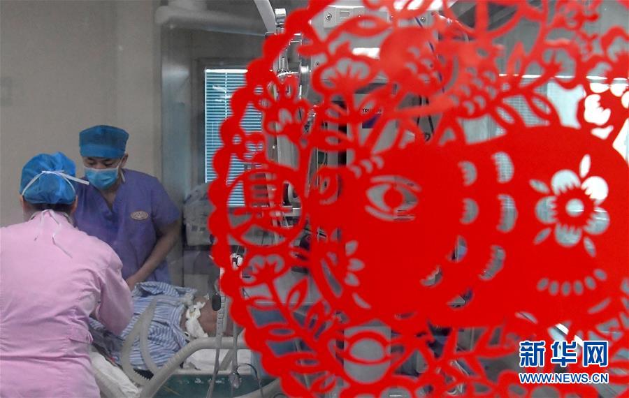 （走基層 聽民聲）（3）重癥監(jiān)護室里的“男丁格爾”
