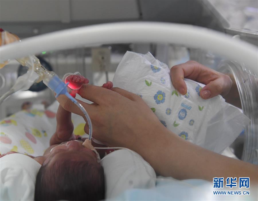 （健康）（1）新生兒重癥監護室里的“天使媽媽”