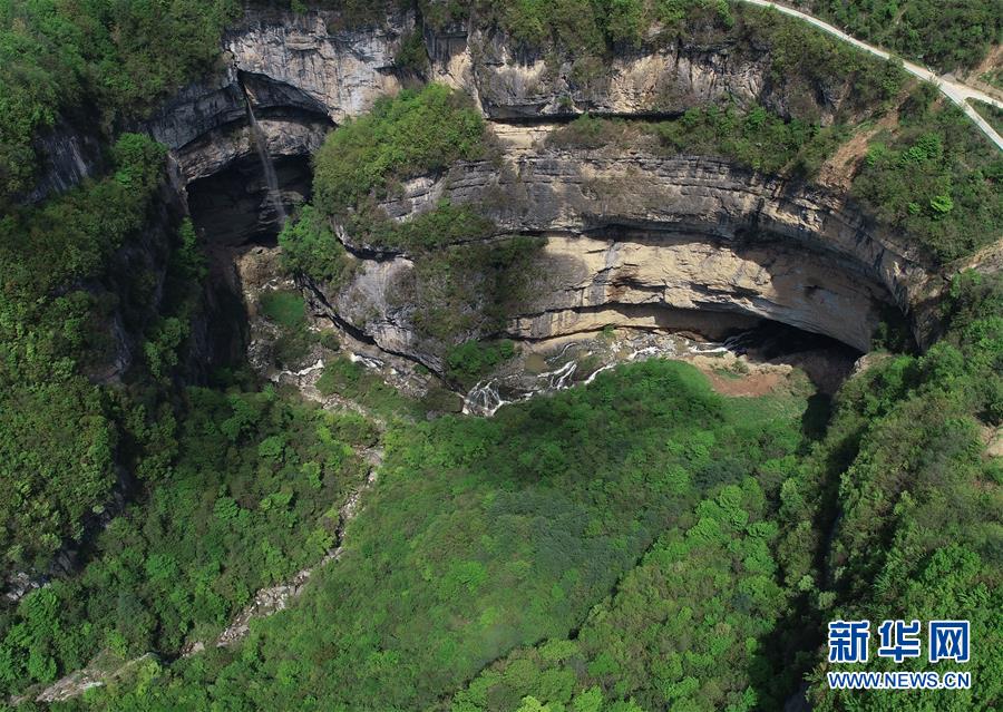 （XHDW·圖文互動）（1）垂直總高340米 探秘中國西北部的神秘天坑