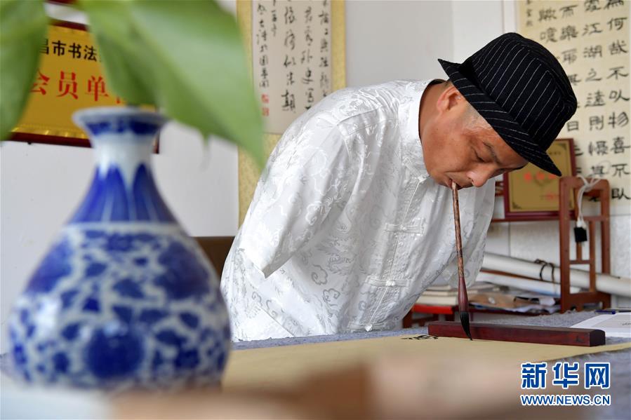 （圖片故事）（1）無臂揮毫者蔡沐江：用口書寫精彩人生