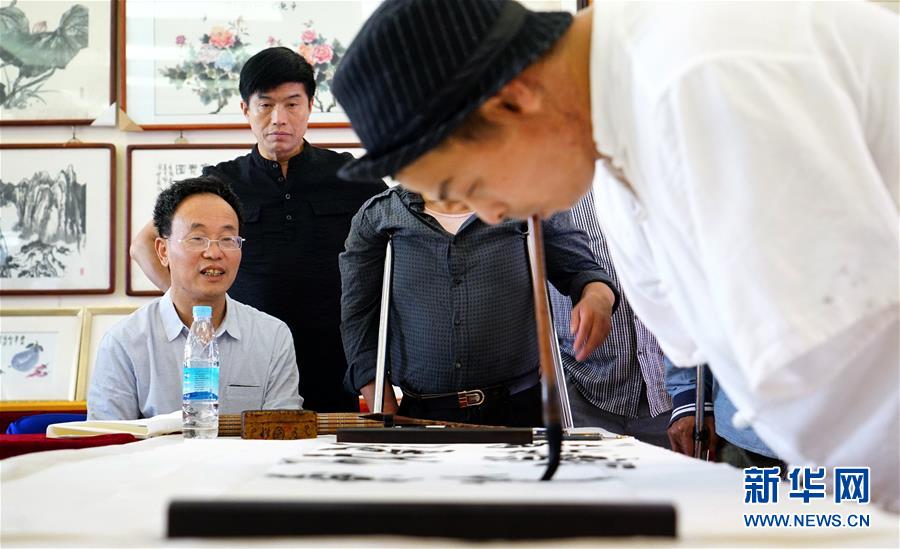 (圖片故事)(5)無臂揮毫者蔡沐江:用口書寫精彩人生