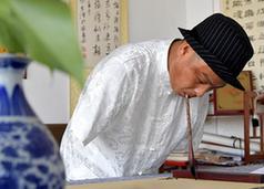 （圖片故事）（1）無臂揮毫者蔡沐江：用口書寫精彩人生
