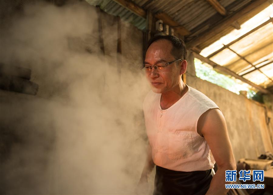 （圖片故事）（8）鑄劍如人生：龍泉寶劍鍛制者鄭國榮
