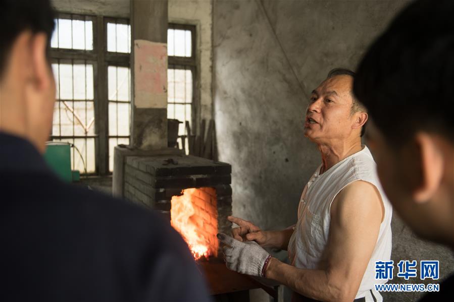 （圖片故事）（11）鑄劍如人生：龍泉寶劍鍛制者鄭國榮