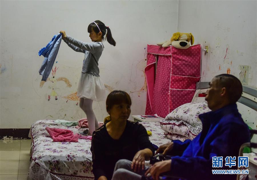 （社會）（10）9歲女孩的兒童節愿望：“我想讓爸爸站起來！”