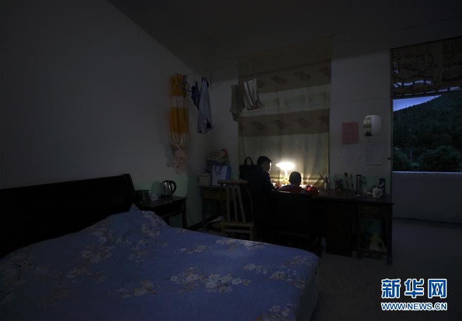 (新華全媒頭條)(17)有我陪著你:大山深處的教師和他唯一的學(xué)生