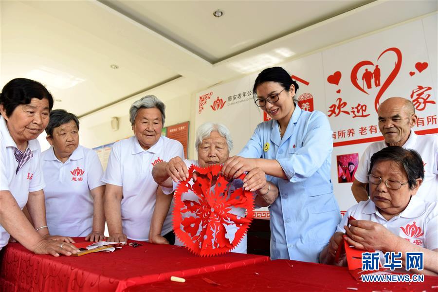 (圖片故事)(2)多彩青春,為老人撐起一片夕陽紅——“80后”大學生創業記