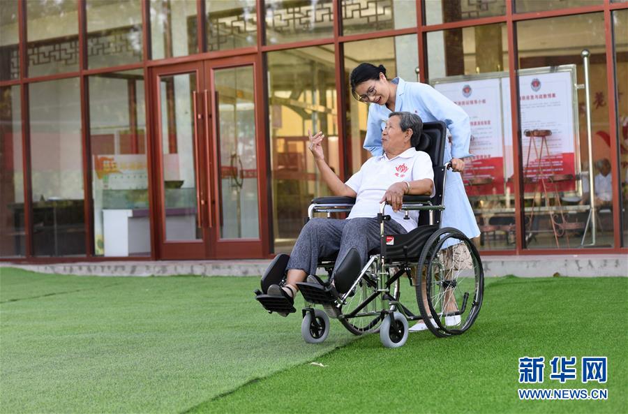 (圖片故事)(10)多彩青春,為老人撐起一片夕陽紅——“80后”大學生創業記
