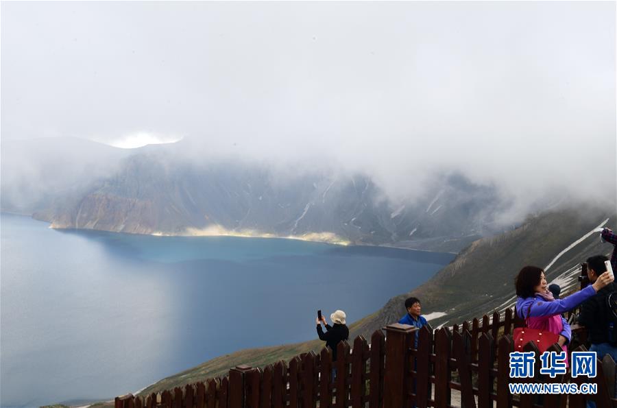 （環(huán)境）（3）長(zhǎng)白山景區(qū)迎來(lái)旅游旺季
