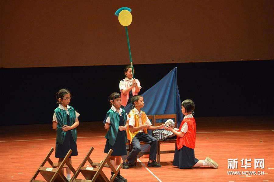 （國(guó)際）（5）馬來(lái)西亞學(xué)生用馬來(lái)語(yǔ)演出《三國(guó)演義》舞臺(tái)劇