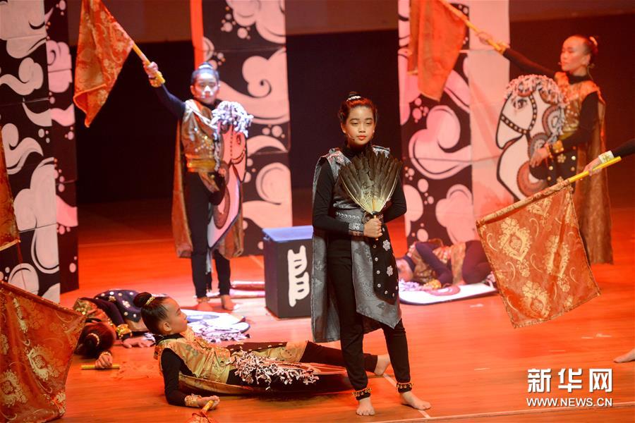 （國際）（1）馬來西亞學生用馬來語演出《三國演義》舞臺劇
