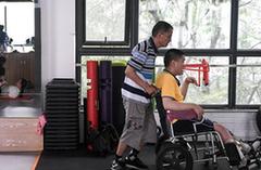 （圖片故事）（1） 腦癱兒的“私教爸爸”
