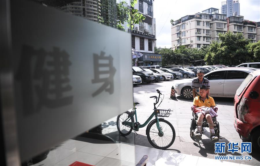 (圖片故事)(9) 腦癱兒的“私教爸爸”