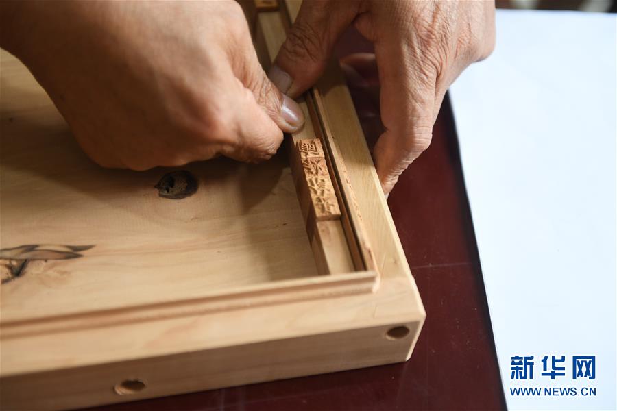 (社會)(4)雕版印刷大師陳義時:畢生守祖藝 “拳刀”傳非遺
