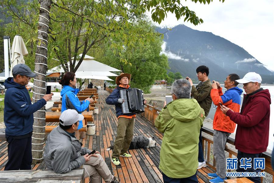 (壯麗70年·奮斗新時代·圖文互動)(8)駛向幸福的“天路”——川藏公路藏區變遷