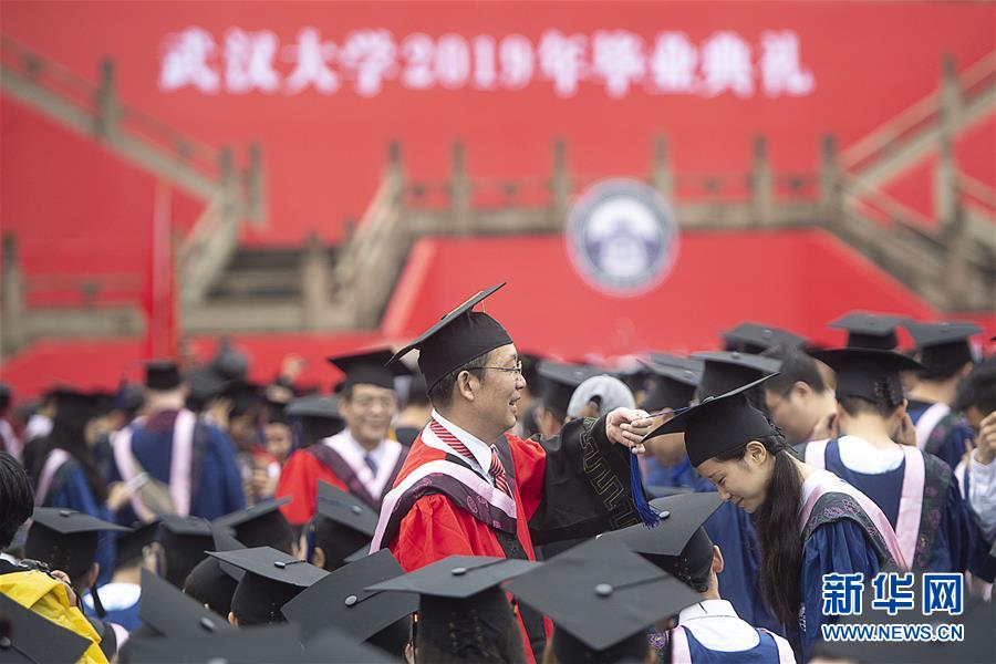 （社會(huì)）（1）武漢大學(xué)舉行畢業(yè)典禮