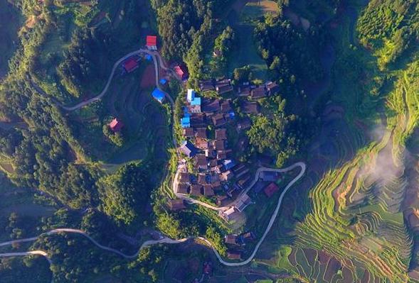 （社會）（5）苗山脫貧影像志——美麗的鄉(xiāng)村公路