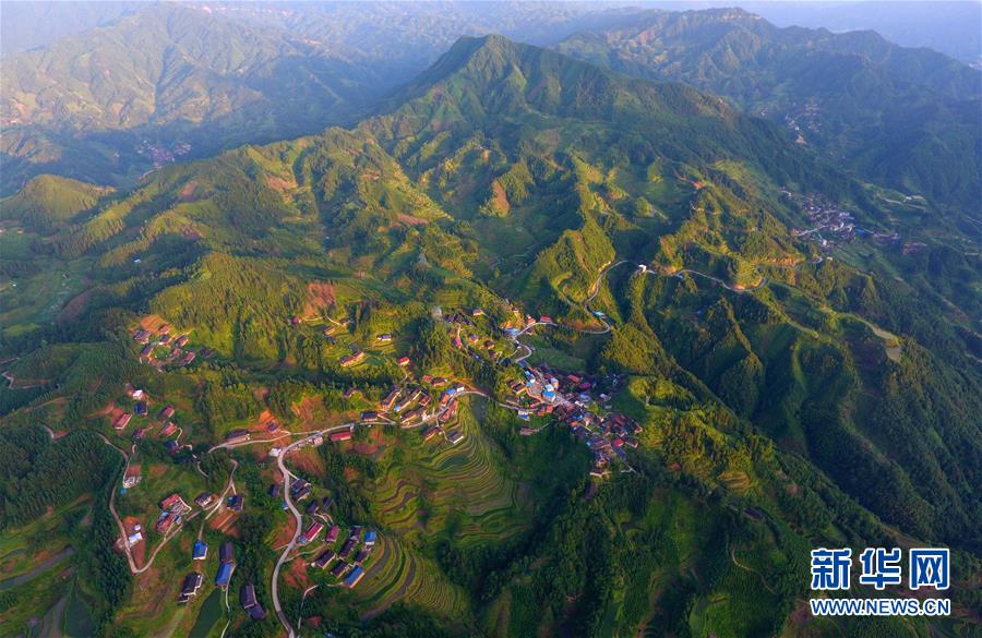 （社會）（1）苗山脫貧影像志——美麗的鄉村公路