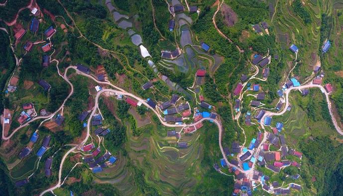 （社會(huì)）（2）苗山脫貧影像志——美麗的鄉(xiāng)村公路
