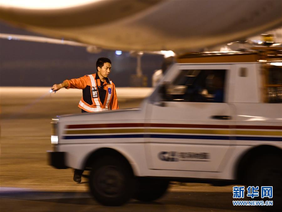 （走基層·聽民聲）（8）重慶：機場夜行人 用心守護貨運安全