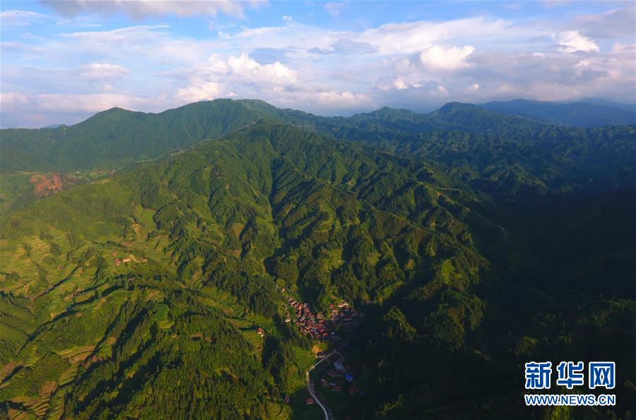（脫貧攻堅(jiān)）（1）苗山脫貧影像志——跨省區(qū)苗寨的聯(lián)合黨支部