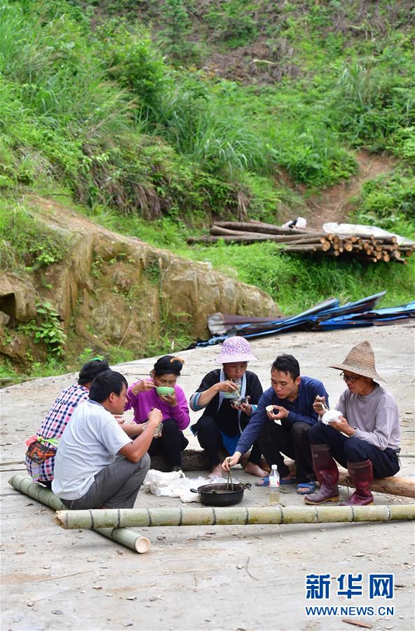 (脫貧攻堅(jiān))(8)苗山脫貧影像志——跨省區(qū)苗寨的聯(lián)合黨支部