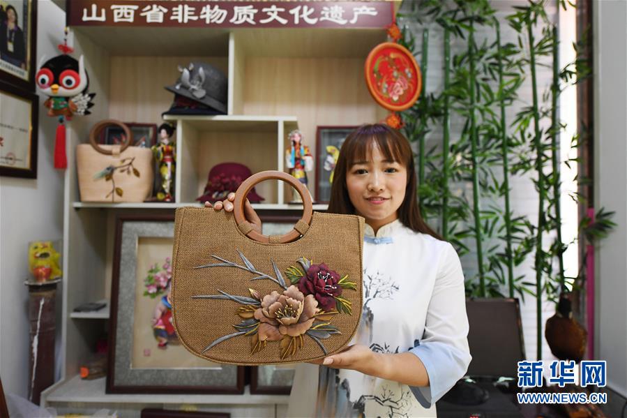 (圖片故事)(3)山西交城:母女傳承古老堆綾技藝