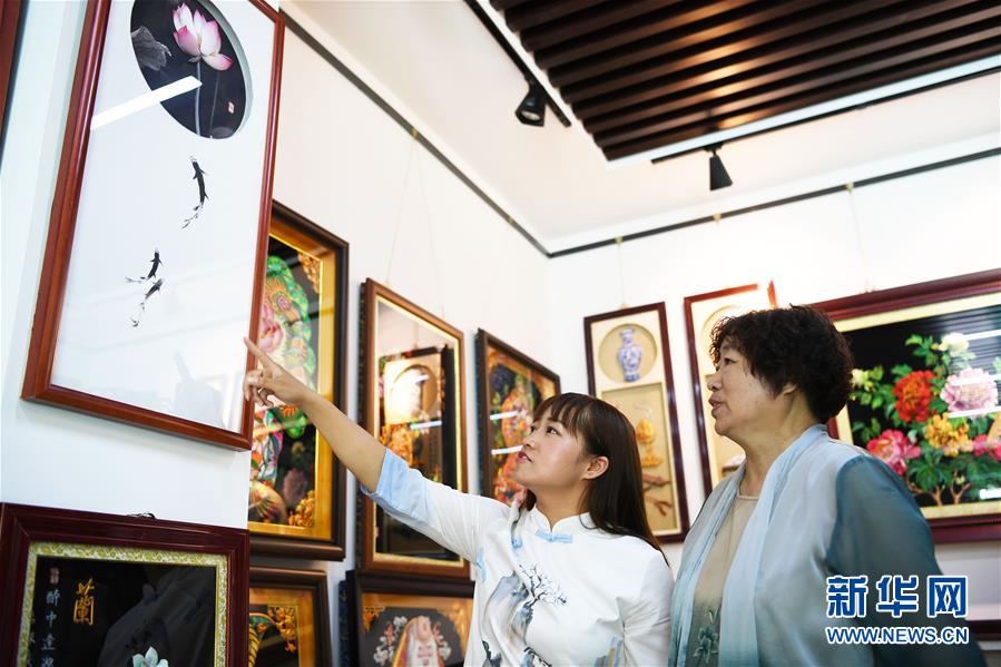 (圖片故事)(7)山西交城:母女傳承古老堆綾技藝