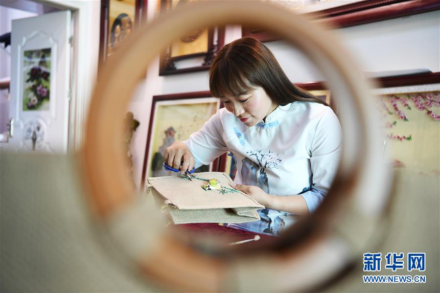 (圖片故事)(4)山西交城:母女傳承古老堆綾技藝