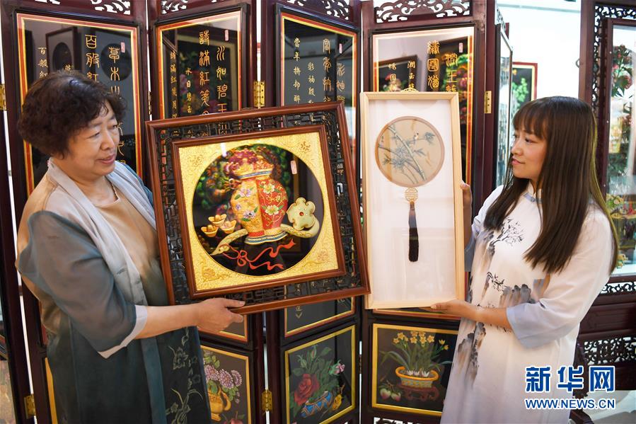 (圖片故事)(12)山西交城:母女傳承古老堆綾技藝