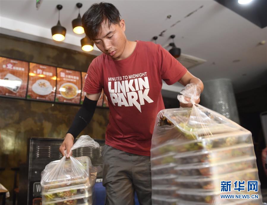 (圖片故事)(3)“無聲外賣”托起自食其力生活希望