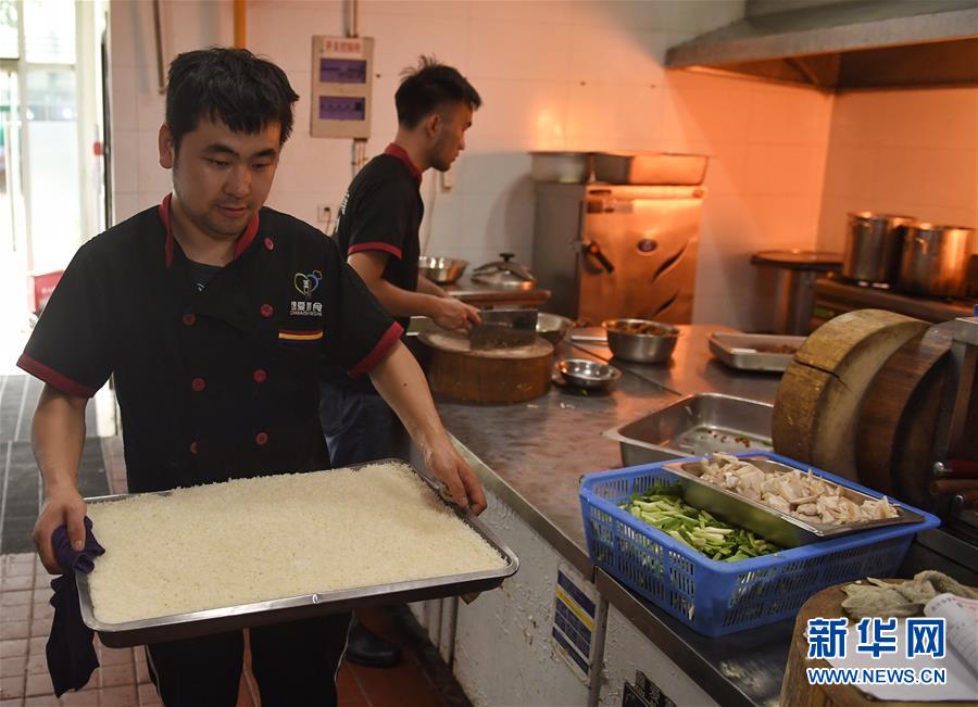 (圖片故事)(9)“無聲外賣”托起自食其力生活希望