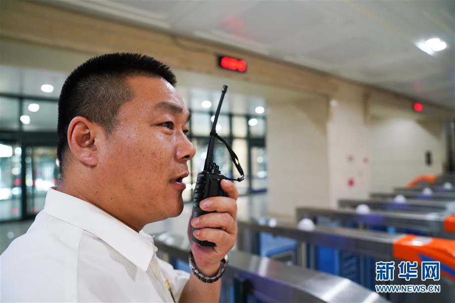 （圖片故事）（2）哈爾濱站客運(yùn)員霍大鵬：我與閘機(jī)為伴