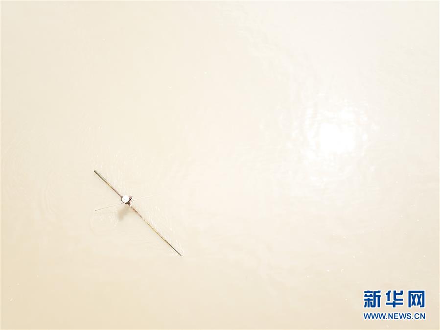 (新華視界)(1)民間奇藝“一葦渡江”
