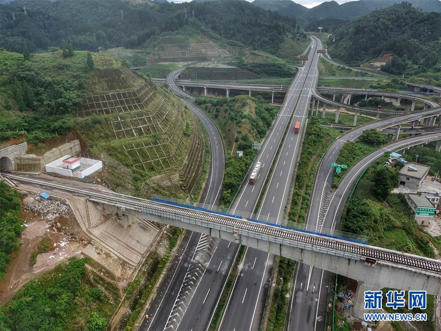 （社會）（1）貴州首條自建自營鐵路鋪軌完成