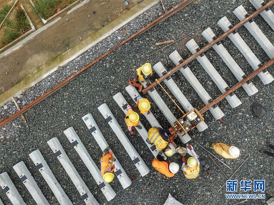 (社會)(6)貴州首條自建自營鐵路鋪軌完成