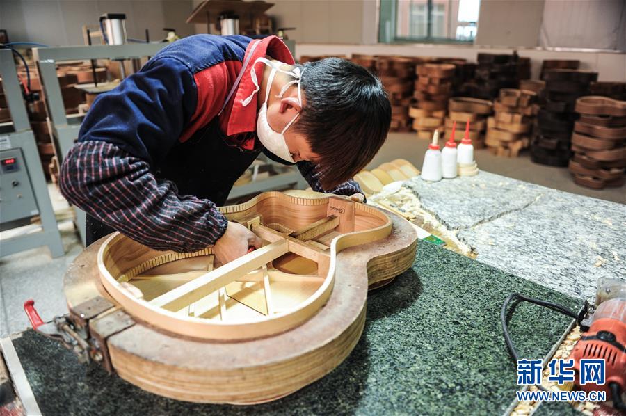 （在習近平新時代中國特色社會主義思想指引下——新時代新作為新篇章·圖文互動）（5）貴州正安：吉他奏響發展“神曲”