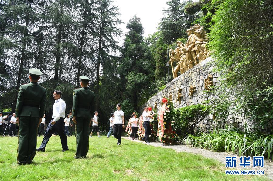 （壯麗70年·奮斗新時代——記者再走長征路）（2）記者團石壕緬懷英烈