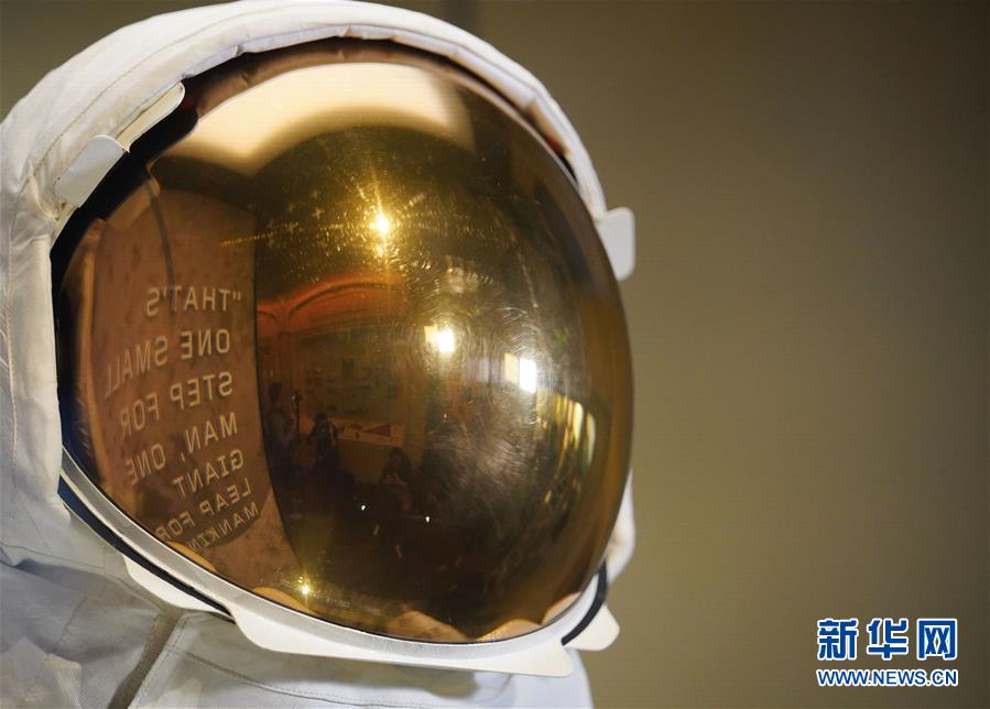 （新華視界）（3）阿姆斯特朗登月宇航服重新與公眾見面