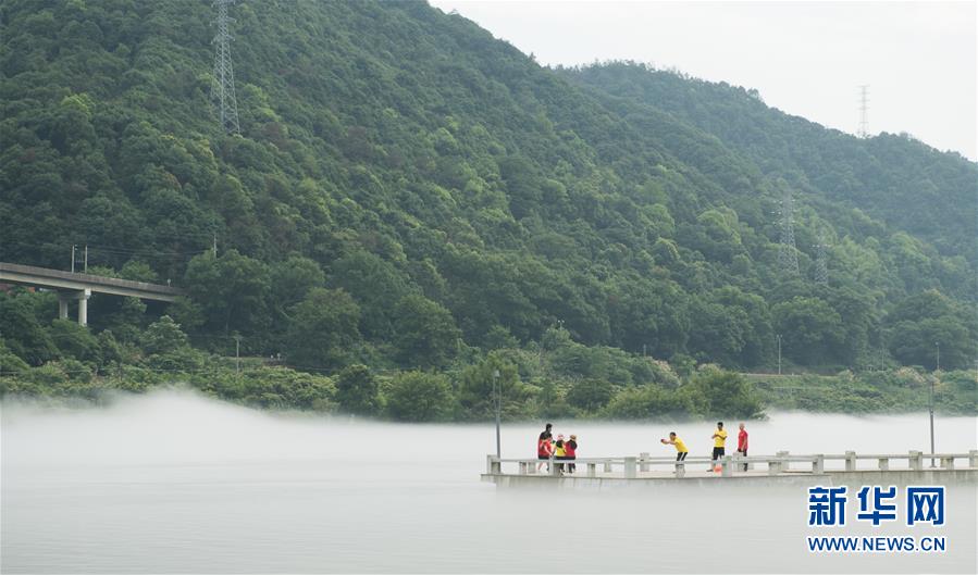 （社會）（1）浙江建德：江霧迷蒙好納涼