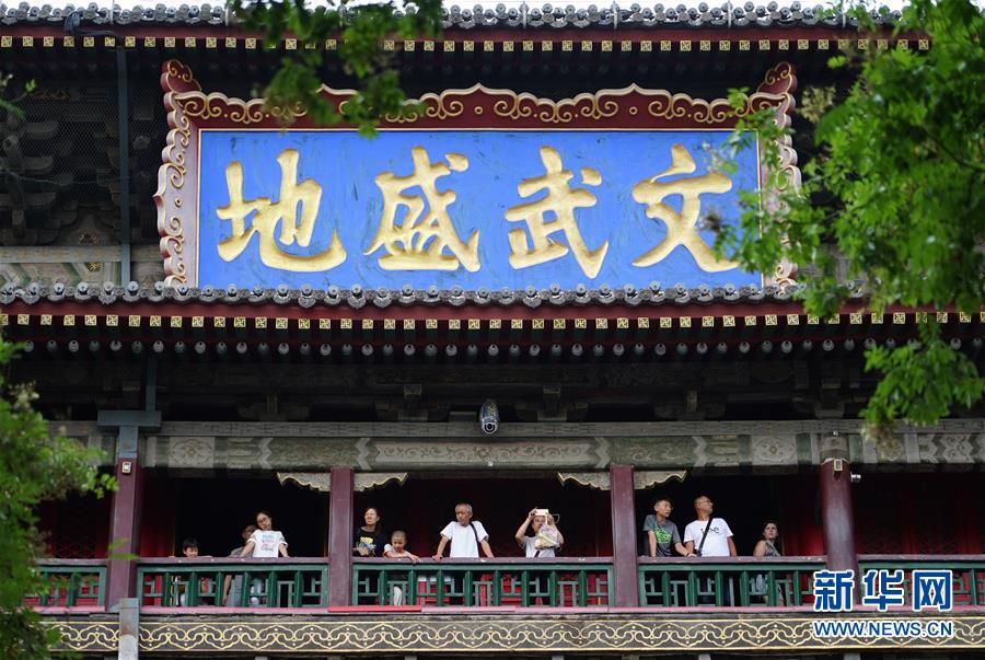 (經(jīng)濟(jì))(2)西安暑期旅游市場(chǎng)火爆