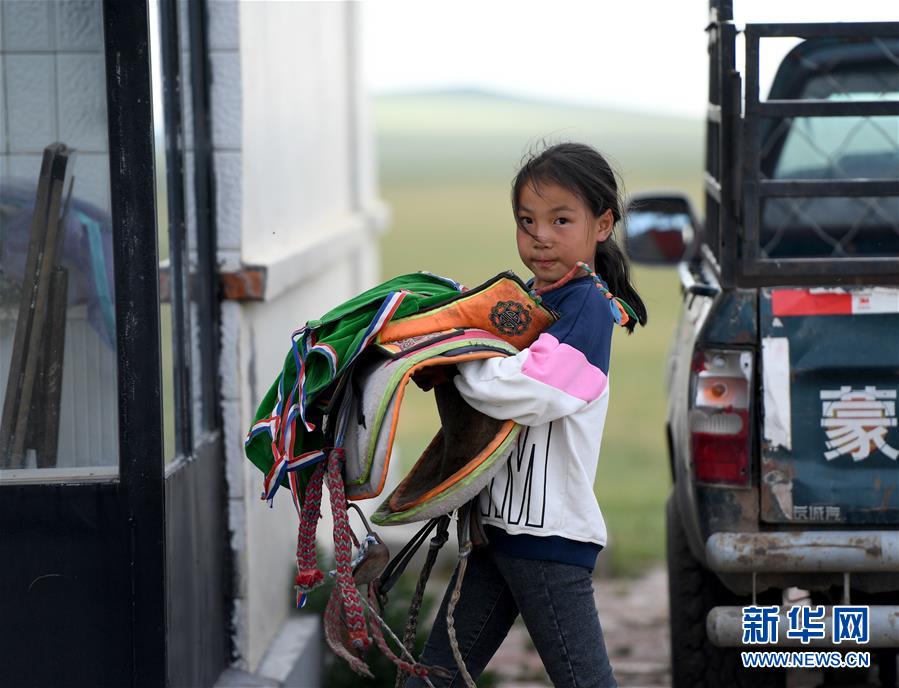 （圖片故事）（3） 少女騎手馬背上“飛馳”的夏天