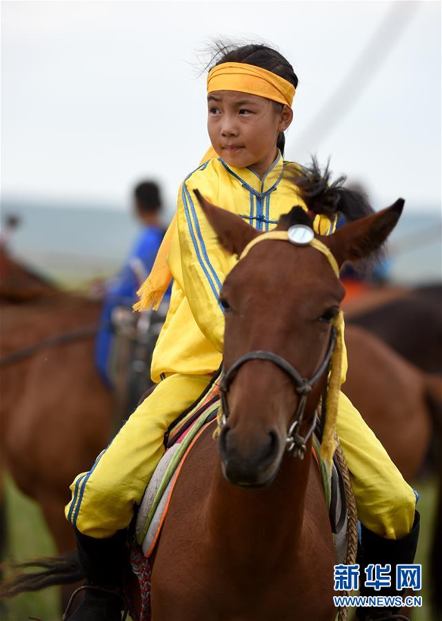 （圖片故事）（8） 少女騎手馬背上“飛馳”的夏天